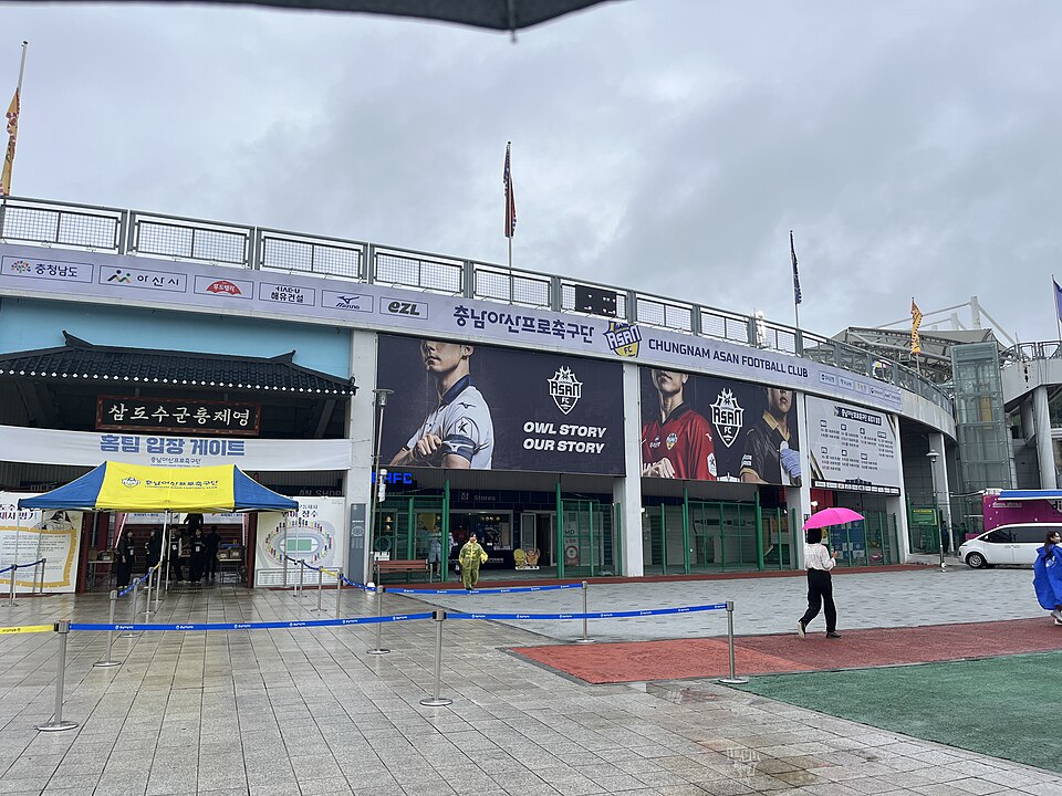 이순신종합운동장 외관과 홈팀 입구 · 2024년 9월 21일 자료사진
