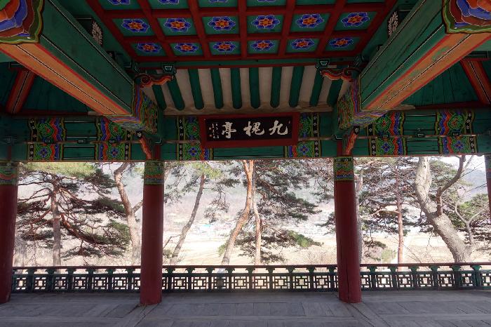 구괴정 안쪽 기둥·단청·현판 · 아산시가 2020년에 촬영한 자료사진