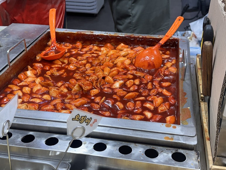 온양삼색호떡의 커다란 조리판에 담긴 떡볶이