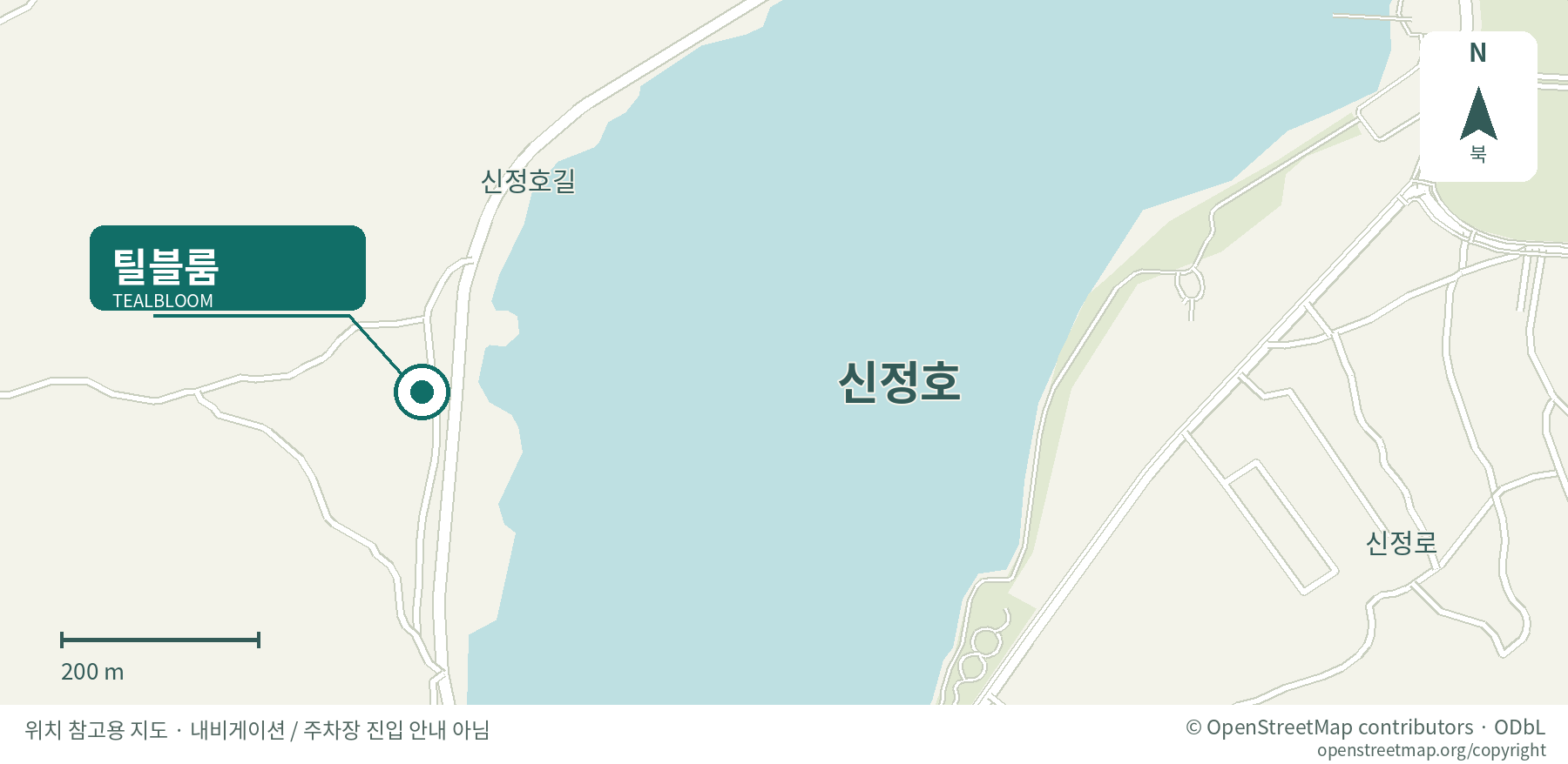 신정호 서쪽의 틸블룸 위치 지도. 북쪽이 위이며 200m 축척 표시. 주차장 진입 경로가 아닌 위치 참고용 지도.