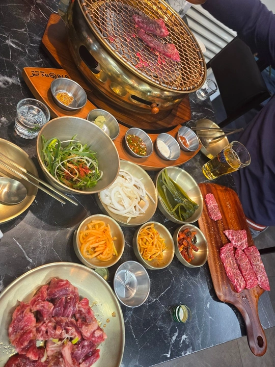 압구정화로구이 아산탕정점 · 고기와 반찬이 놓인 식탁