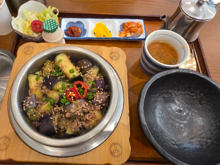 담솥 아산탕정점 · 가지솥밥과 반찬이 담긴 식탁
