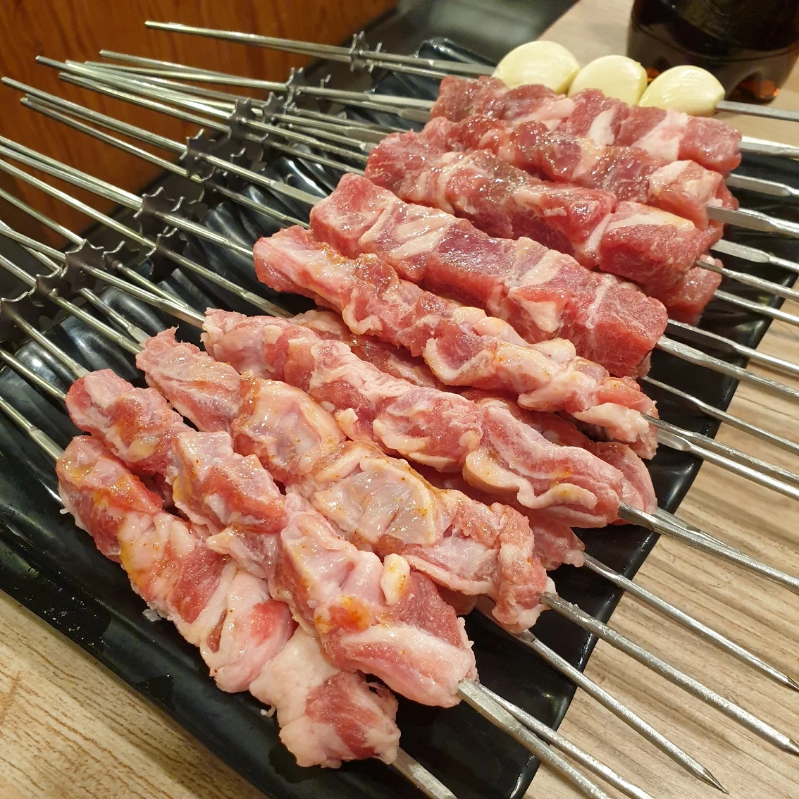 양탐정 양꼬치 · 불판 위 생양꼬치