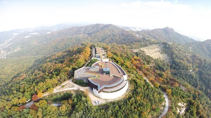 숲에 둘러싸인 영인산산림박물관을 내려다본 모습 · 2020년 자료사진