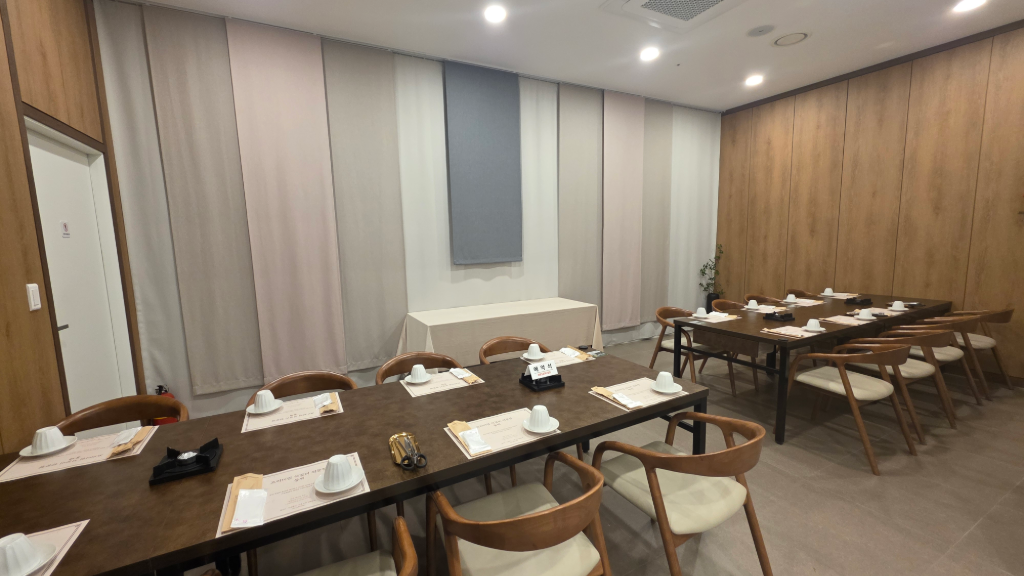 동백석갈비 아산본점 가족 행사 상차림이 준비된 룸 전경